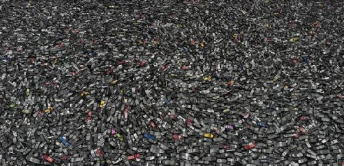 Художник создаёт картины из мусора