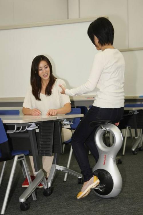 Одноколёсное чудо японской мысли управляется отклонением тела