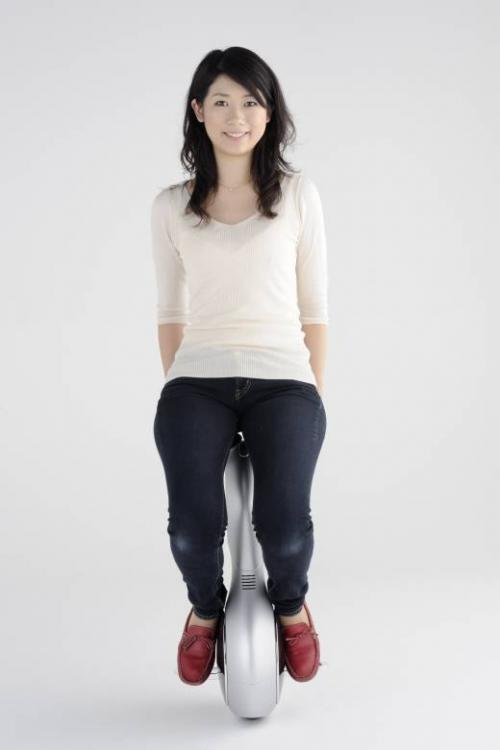 Одноколёсное чудо японской мысли управляется отклонением тела