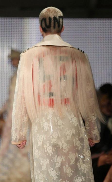 Любимый дизайнер Леди Гага шокировал публику под визг свиней