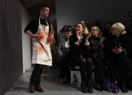 Любимый дизайнер Леди Гага шокировал публику под визг свиней