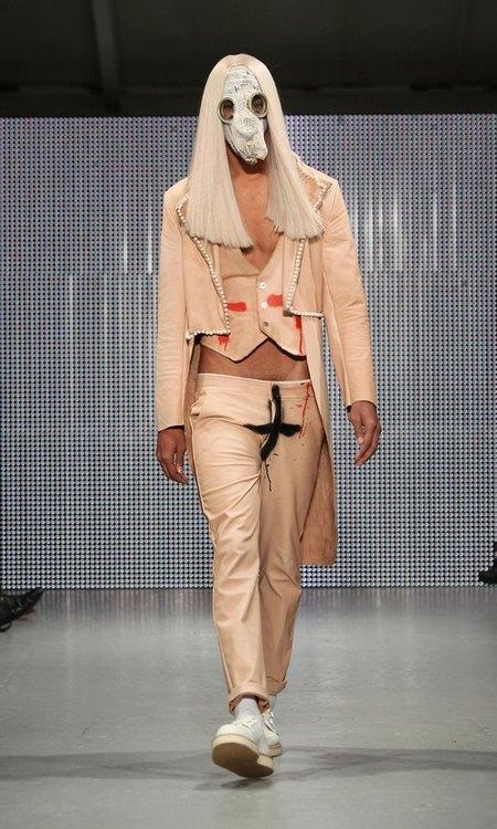 Любимый дизайнер Леди Гага шокировал публику под визг свиней