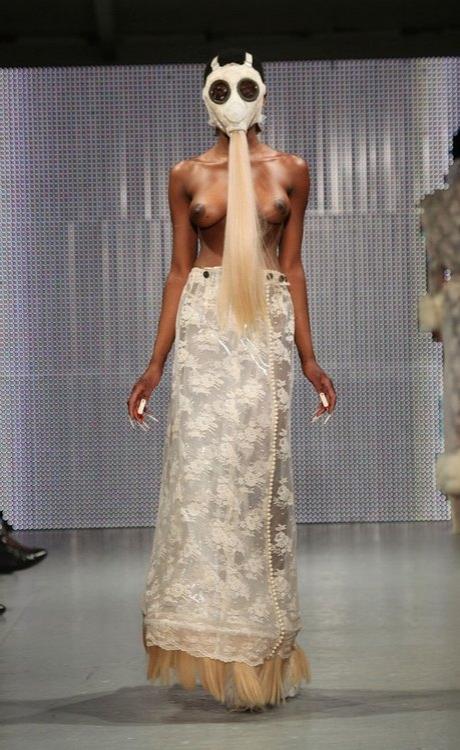 Любимый дизайнер Леди Гага шокировал публику под визг свиней