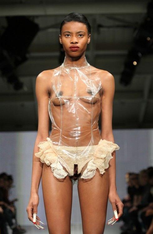 Любимый дизайнер Леди Гага шокировал публику под визг свиней