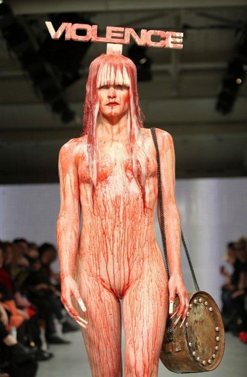 Любимый дизайнер Леди Гага шокировал публику под визг свиней