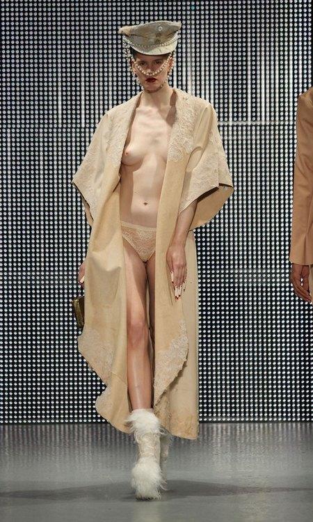 Любимый дизайнер Леди Гага шокировал публику под визг свиней