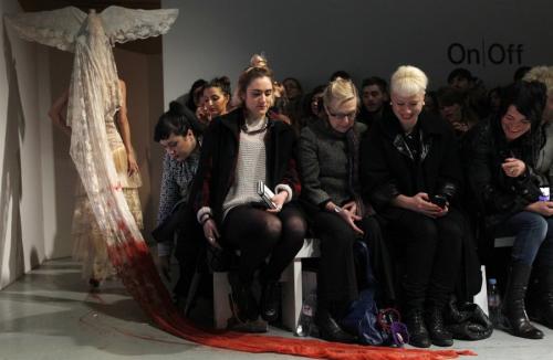 Любимый дизайнер Леди Гага шокировал публику под визг свиней