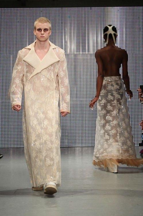 Любимый дизайнер Леди Гага шокировал публику под визг свиней