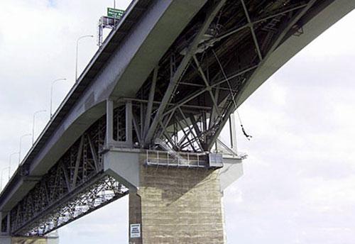 Дэвид Бекхэм прыгнул с моста