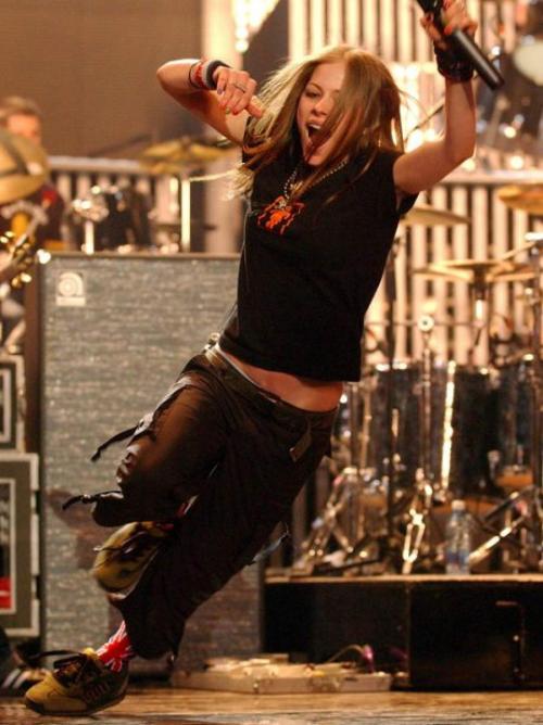 Самые яркие и нелепые падения звезд на сцене и красных дорожках