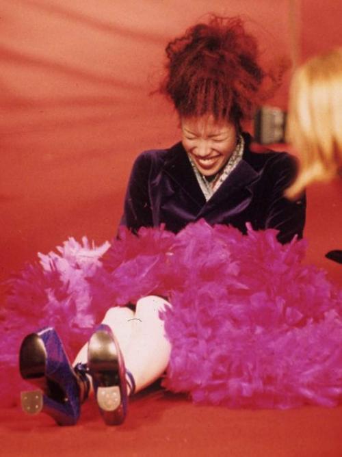 Самые яркие и нелепые падения звезд на сцене и красных дорожках