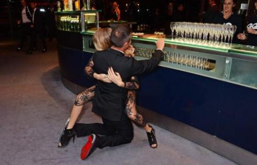 Самые яркие и нелепые падения звезд на сцене и красных дорожках