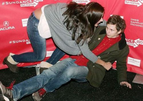 Самые яркие и нелепые падения звезд на сцене и красных дорожках