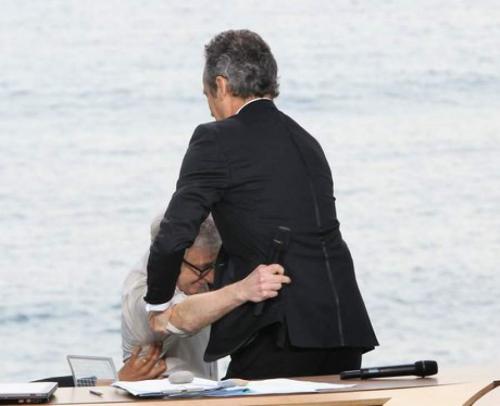 Самые яркие и нелепые падения звезд на сцене и красных дорожках