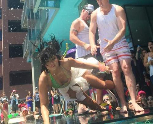 Самые яркие и нелепые падения звезд на сцене и красных дорожках