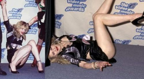 Самые яркие и нелепые падения звезд на сцене и красных дорожках