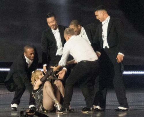 Самые яркие и нелепые падения звезд на сцене и красных дорожках