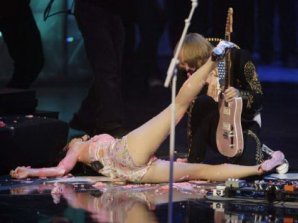 Самые яркие и нелепые падения звезд на сцене и красных дорожках