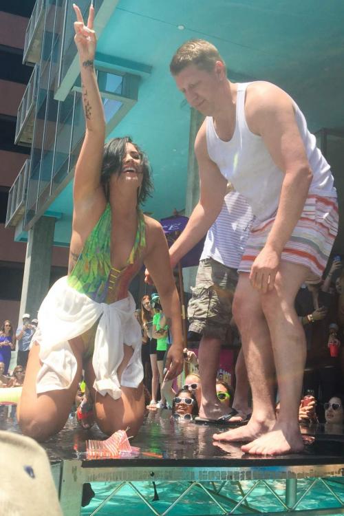 Самые яркие и нелепые падения звезд на сцене и красных дорожках