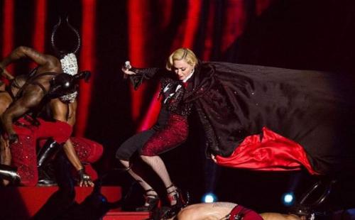 Самые яркие и нелепые падения звезд на сцене и красных дорожках