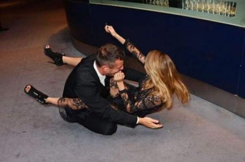 Самые яркие и нелепые падения звезд на сцене и красных дорожках