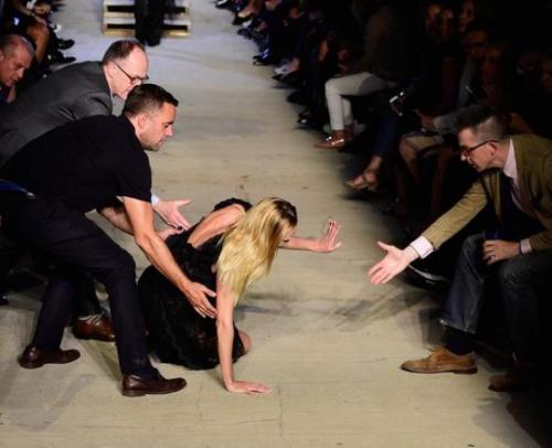 Самые яркие и нелепые падения звезд на сцене и красных дорожках