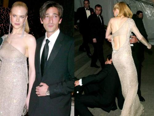 Самые яркие и нелепые падения звезд на сцене и красных дорожках