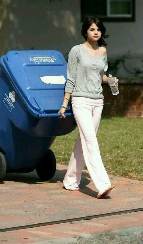 "В чем мать родила!": знаменитости, которые обожают выносить мусор в неглиже