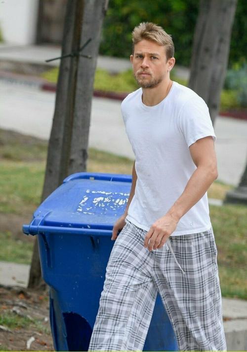 "В чем мать родила!": знаменитости, которые обожают выносить мусор в неглиже