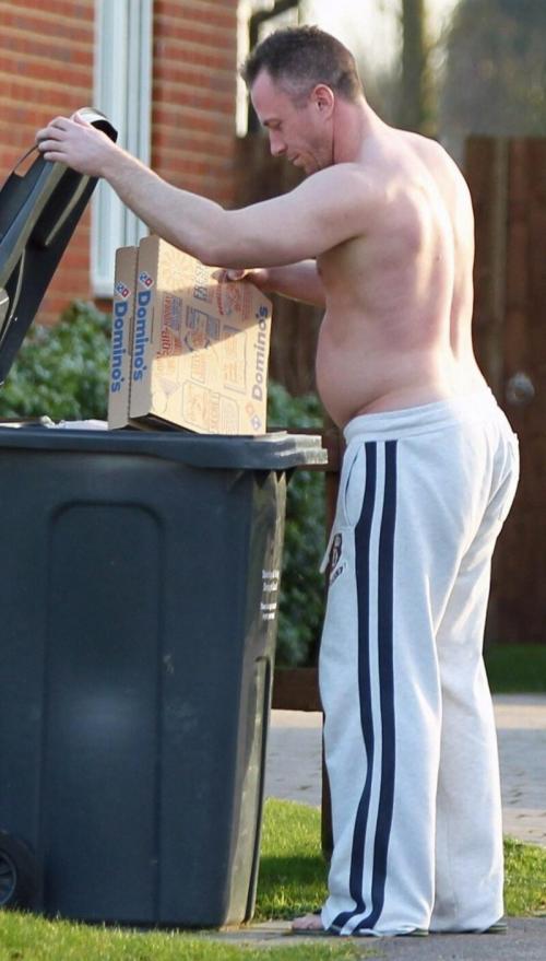 "В чем мать родила!": знаменитости, которые обожают выносить мусор в неглиже