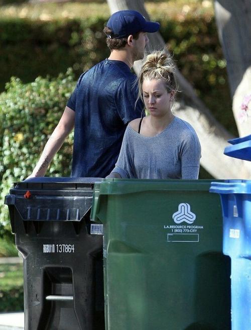 "В чем мать родила!": знаменитости, которые обожают выносить мусор в неглиже