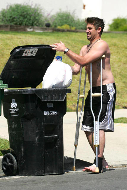 "В чем мать родила!": знаменитости, которые обожают выносить мусор в неглиже