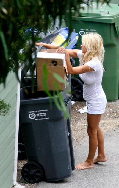 "В чем мать родила!": знаменитости, которые обожают выносить мусор в неглиже