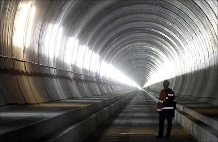В Швейцарии пробурили самый длинный тоннель в мире