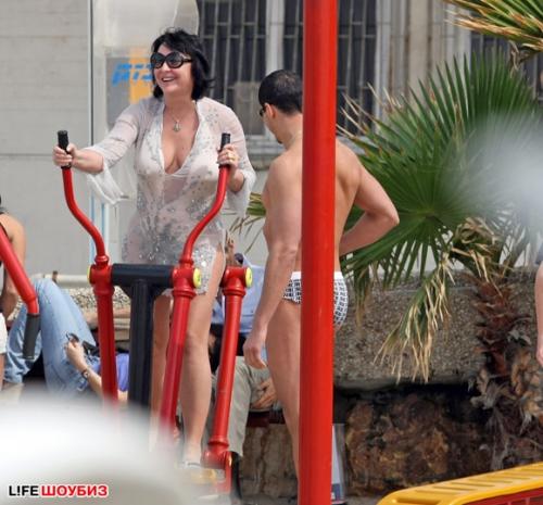 Любовные утехи Лолиты Милявской засняли на пляже