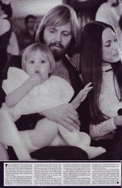 Журнал Hello опубликовал детские фото Анджелины Джоли