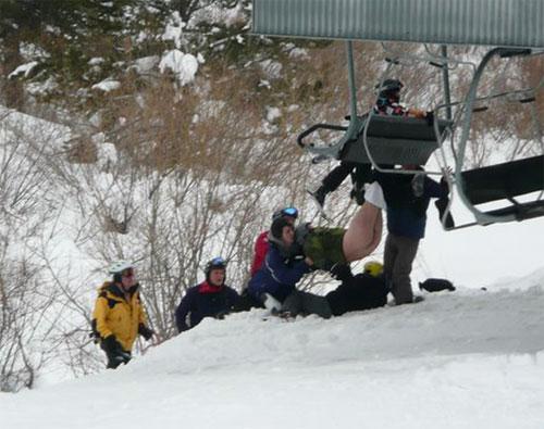 Голозадый лыжник завис на подъемнике вниз головой