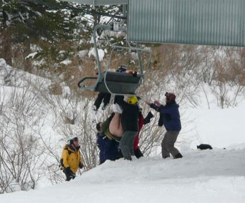 Голозадый лыжник завис на подъемнике вниз головой