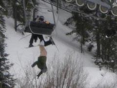 Голозадый лыжник завис на подъемнике вниз головой