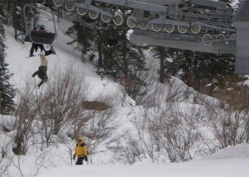 Голозадый лыжник завис на подъемнике вниз головой