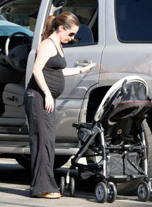 Эхо голливудского бэбибума: подурневших секс-див не узнают даже папарацци!