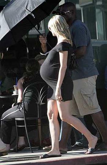 Эхо голливудского бэбибума: подурневших секс-див не узнают даже папарацци!