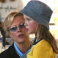 Эхо голливудского бэбибума: подурневших секс-див не узнают даже папарацци!