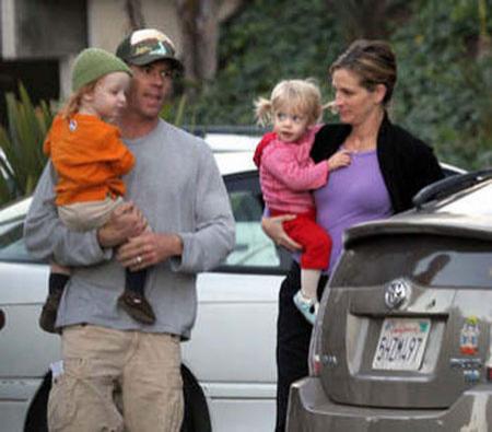 Эхо голливудского бэбибума: подурневших секс-див не узнают даже папарацци!