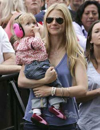 Эхо голливудского бэбибума: подурневших секс-див не узнают даже папарацци!