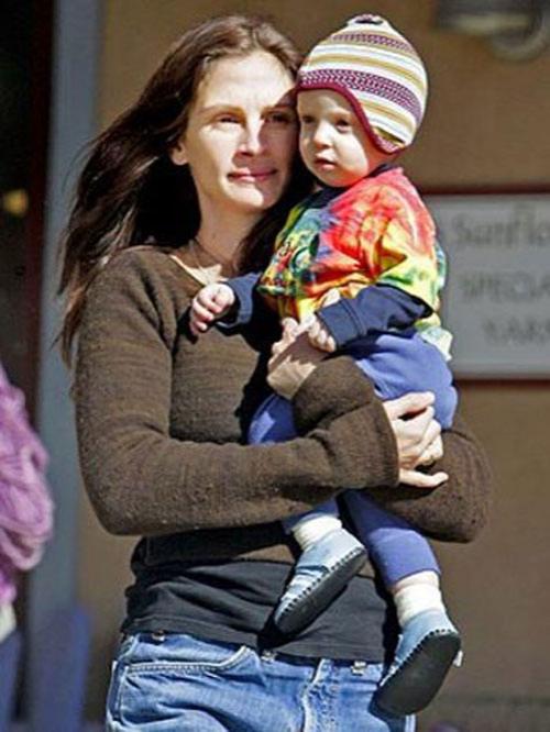 Эхо голливудского бэбибума: подурневших секс-див не узнают даже папарацци!