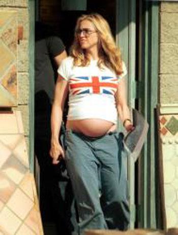 Эхо голливудского бэбибума: подурневших секс-див не узнают даже папарацци!