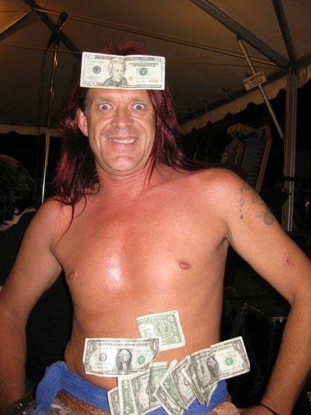 Безумный иллюзионист из Сан-Диего  глотает меч с реактивным двигателем