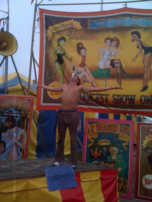 Безумный иллюзионист из Сан-Диего  глотает меч с реактивным двигателем