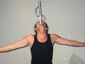 Безумный иллюзионист из Сан-Диего  глотает меч с реактивным двигателем